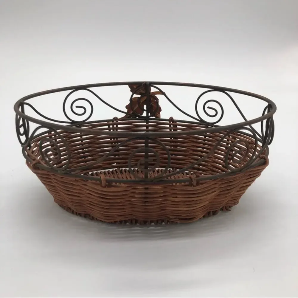 Small Wire and Wicker Basket, Cool Leaf detail. In excellent condition!